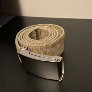 Bälte - Säljer detta snygga beige bälte till ett grymt pris! 79 kr  Kan även samfrakta med andra annonser.