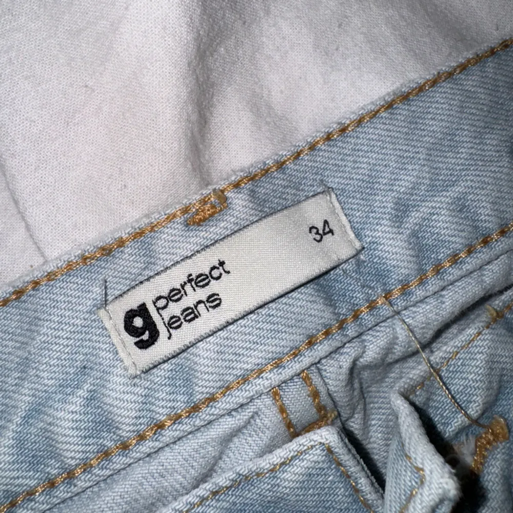 Jag säljer mina low waist jeans som aldrig kommer till användning! Storlek 34! (det är en fläck på rumpan men den är så liten så jag tycker att man inte ser den) . Jeans & Byxor.