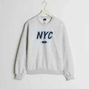 Sweatshirt med trycket NYC i storlek 40. Den sitter jättefint oversized på mig som vanligtvis bär storlek 36. Aldrig använd och inga defekter. Jättemjukt material 💗