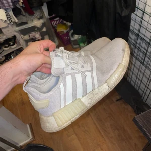Adidas NMD - Vita nmd som bara behöver tvättas. Inga hål på skorna. Ny pris 1500kr (mitt pris 449) 