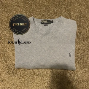 Ralph Lauren tröja  - En najs raffe tröja som är i nyskick, perfekt 10/10 | 100% bomull mycket skön tröja | storleken på taggen är M sitter true to size | modellen är 183cm 72kg | nypris runt 2500, priset är inte hugget i sten! |