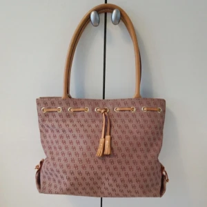 Vintage Dooney & Bourke DB signatur axelväska - Älskad väska från 2000-tal. Väl omhändertagen, endast märken av användning på axelremmarna. En fläck fram som säkert går att ta bort. Ej försökt rengöra. 
