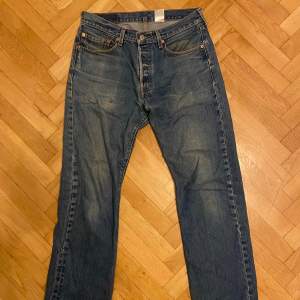 501 jeans som inte används längre då jag har vuxit ur dem.   Storlek W33 L33
