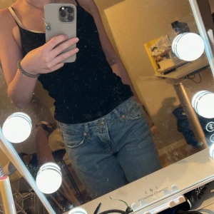 blå jeans - säljer mina blåa låg midjade byxor, byxornas modell är raka, dom är i bra skick men kommer ej till användning ❤️ skicka gärna för frågor eller bilder