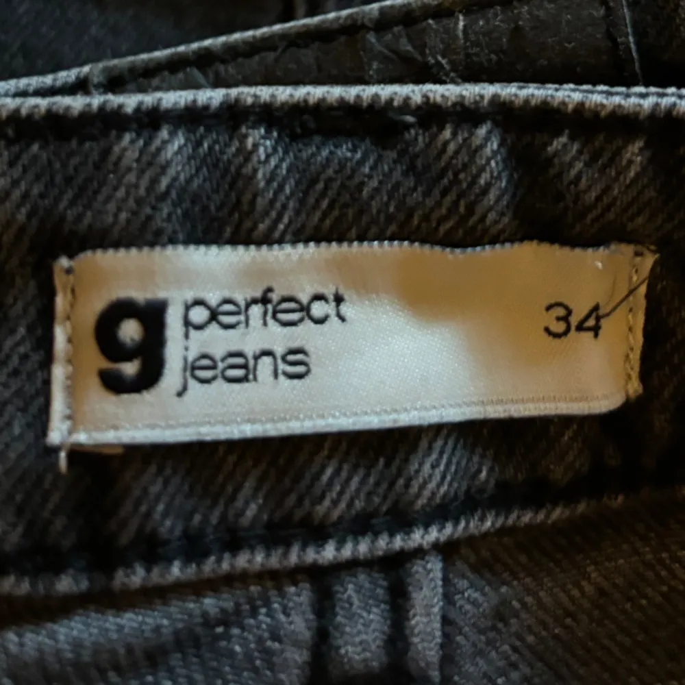 köpt från ginatricot, storlek 34, hål på vänster knä. Jeans & Byxor.