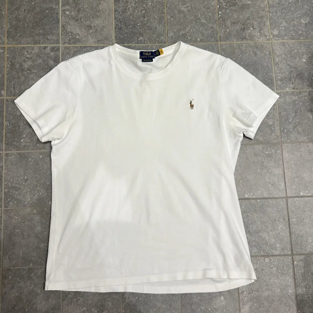 Polo t shirt  Used . T-shirts.