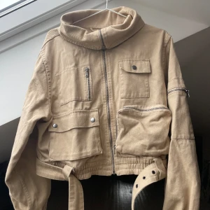 Vårjacka - Säljer denna beiga vårjacka från Asos.   Storlek: UK10 Skick: Bra skick (knappt använd) Pris: 300kr