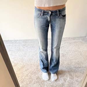 Skitsnygga Lågmidjade utsvängda ljusa jeans från Big star!!⭐️