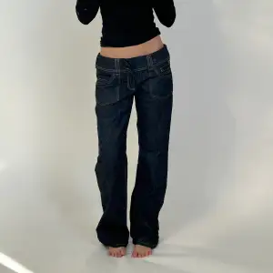 Jeans från Esprit. Helt perfekt passform😍 Känns helt nya. Långa på mig som är 180. Tyvärr finns det inga knappar längst fram