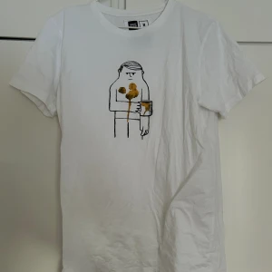 Dedicated T-shirt - En vit T-shirt som aldrig kommer till användning! 