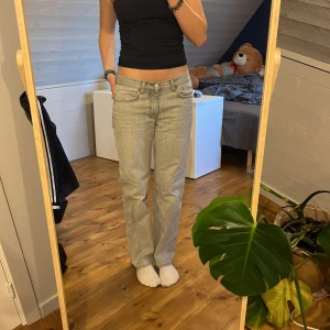 Lågmidjade Jeans - Grå låg midjade jeans från Gina Tricot i storlek 36. Har bara använt de 3 gånger sen dess har de legat i min garderob och är i stort sätt nyskick! Nypriset är 499kr!  Kontakta vid frågor, pris kan diskuteras!💗