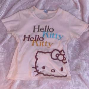 Hello kitty T-shirt med inga defekter🖤 Använd gärna köp nu