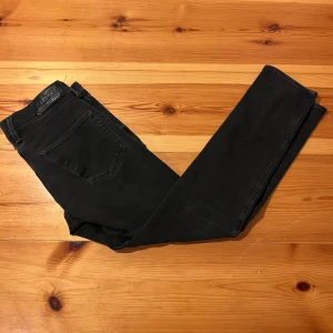 Replay Anbass Svart - Ett par riktigt feta replay anbass i svart färg med lite gråa inslag. Riktigt fint skick 30/31 i storlek. Säljer då de ej passar. Nypris är cirka 1700. Skriv om ni har några fler frågor eller vill har fler bilder. Mvh Melker 