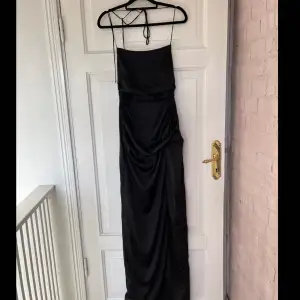 Säljer min jätte fina svarta balklänning som jag hade på balen i 9:an förra året. Den är bara använd en gång och är i ny skick. Köpte den för ny pris 800. Den sitter perfekt på mig som är ca 160 och med klackar på.