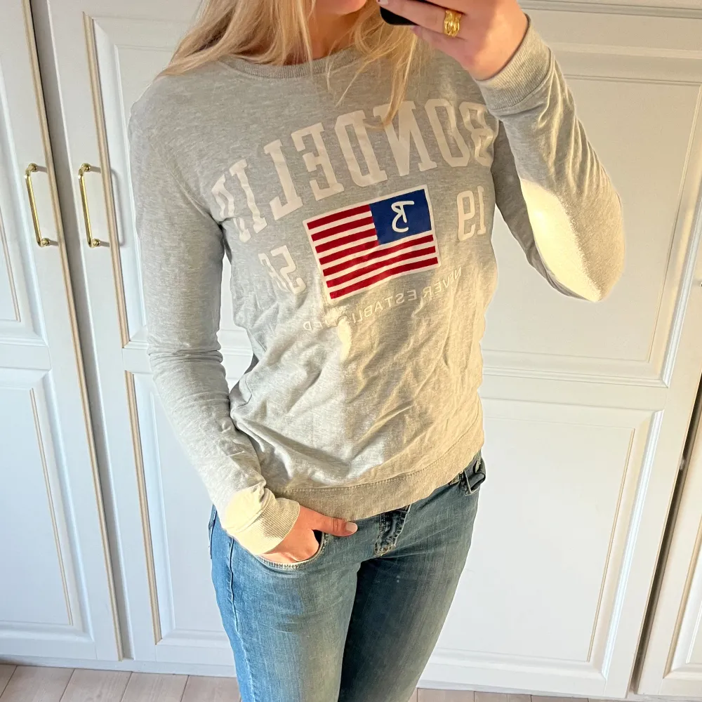 Snygg tröja från bondelid! Storlek L men skulle säga att den snarare passar en XS/S om man vill ha en sweatshirt vibe!🌟. Tröjor & Koftor.