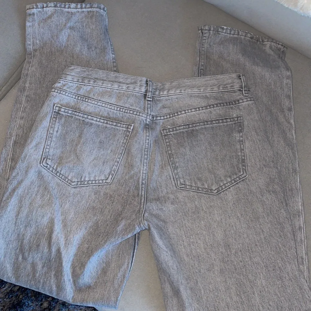 Säljer dessa jeans då dom inte längre kommer till användning. Använda ett fåtal gånger ✨ Nypris 500kr. Jeans & Byxor.