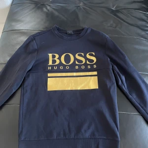 Dessa två tröjor i bra skick för 600  - Tjena jag säljer dessa två Hugo boss tröjor me tanke på att ja inte andvänder dem längre men båda tröjorna är i ett riktigt bra skick. 600 för båda 