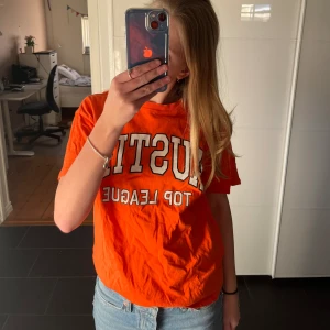 T shirt - T shirt med Austin tryck i Orange. Knappt använd. Kontakta för mer bilder och info!
