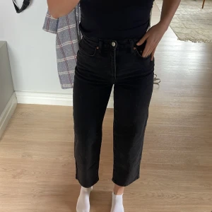 Raka svarta jeans  - Raka korta jeans, aldrig använda 🩷
