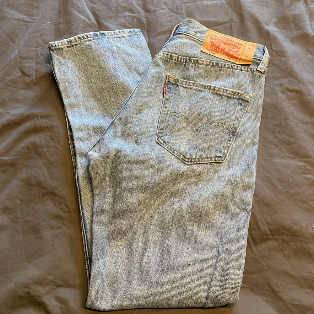 Säljer dessa levis 501 orginal jeans i storlek W31 L30. Superbra skick, endast använda fåtal gånger. Orginalpris: 1099kr.. Jeans & Byxor.