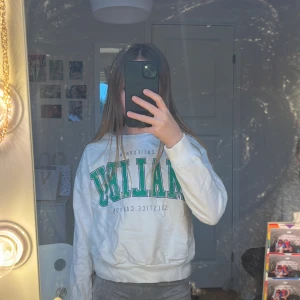 En tjock tröja⭐️⭐️ - Det är en tjock tröja som är vit med gröna detaljer. Aldrig använd och är från Kappahl i storlek 134-140. Den är också o bra skick🙌🏼💋 hoppas någon vill köpa💘
