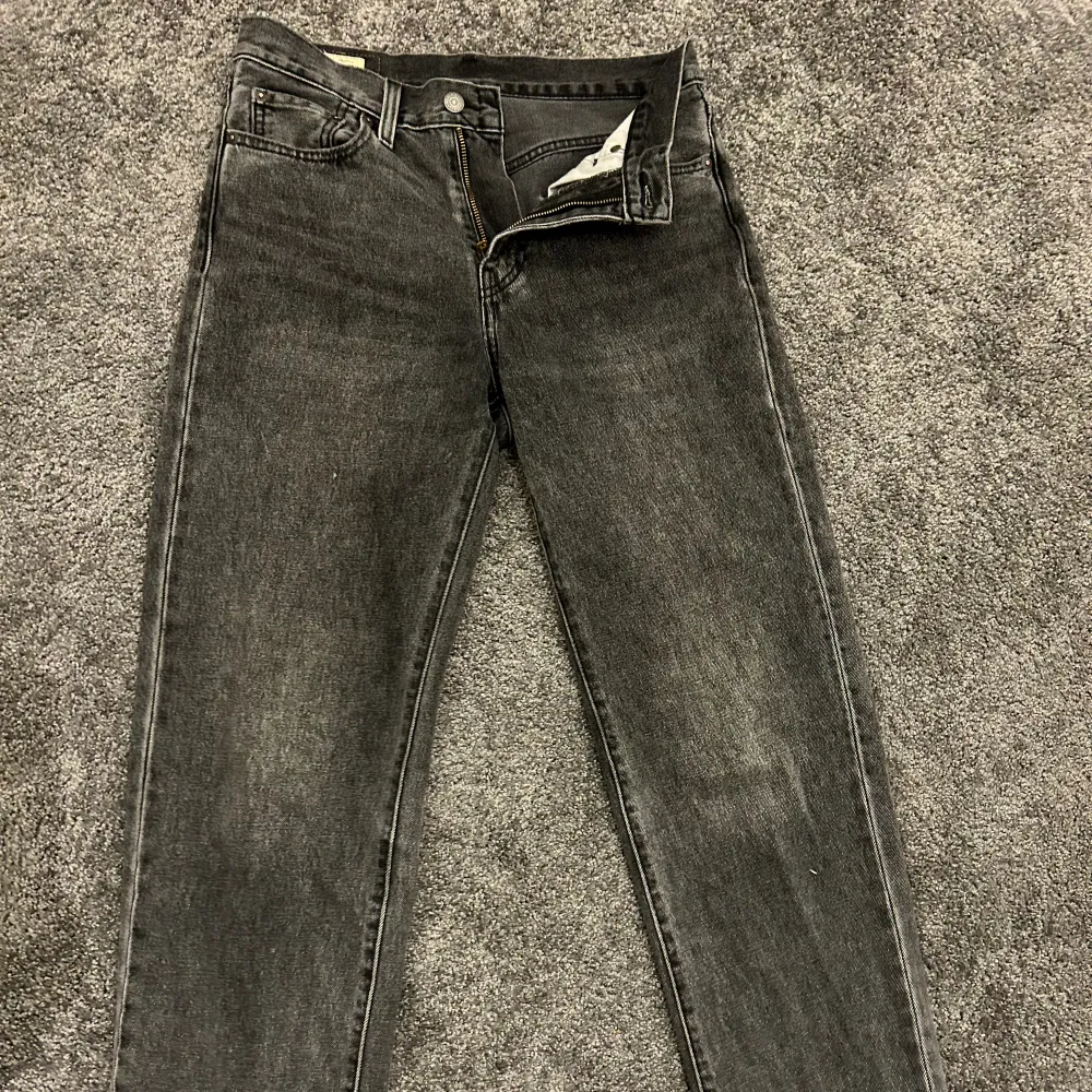 Tjenare! Säljer nu dessa jeans från Levi’s. Säljer dessa eftersom de har blivit för små. Skicket är 8/10 därav priset. Nypris 1350kr, skriv vid funderingar!⭐️. Jeans & Byxor.