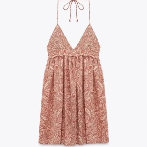 Zara klänning  - Aldrig använt så prislappen är kvar. Originalpris 429kr. Säljer då den sitter lite stort på mig så jag har inga egna bilder på.💗 