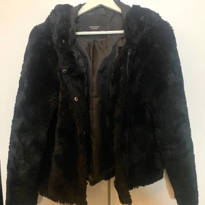 Pälsjacka - Pälsjacka med luva. Bra skick🩷
