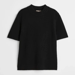 Kashmir T-shirt - En supersnygg och mjuk tröja i 100% Kashmir från H&M. Är i storlek S och är ganska slim i modellen. Artikelnummer är 1097468002. Endast använd ett fåtal gånger så är i jättebra skick. Skrivstil mig för fler bilder💕