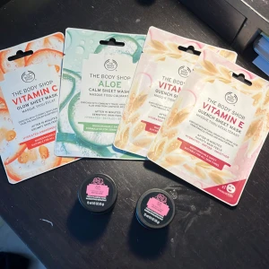 Ansiktsmasker  - Fyra st pappersansiktsmasker och två st kräm💗 luktar otroligt gott och fräscht😍😍 60 kr st för de pappersmaskerns och 45 för båda burkarna, 120 kr för allting💗