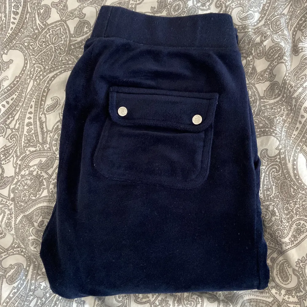 Superfina mörkblå jucie couture byxor💗Säljer då de inte kommer till användning längre! Strl xs💗. Jeans & Byxor.