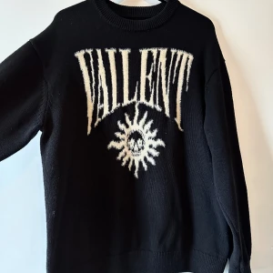 Stickad Tröja Vailent - En fet stickad Vailent sweatshirt.  Tjockt stickad, ribbade ärmar, ”mjukt stickat motiv”  Skick 9/10, använd 2 gånger. köpt för 700kr i butik