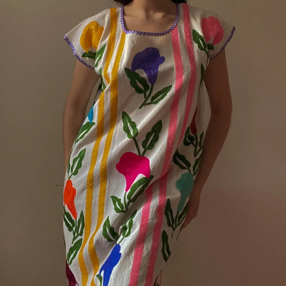 Boxy dress with embroidered stripe and all over flowers. Two side pockets. Casual Fit. Excellent Condition.   108 CM/ 42.5 IN Length 20 CM/ 7.9 IN Sleeve 112 CM/ 44.1 IN Chest  Best Fits S/M  100% Cotton. Klänningar.