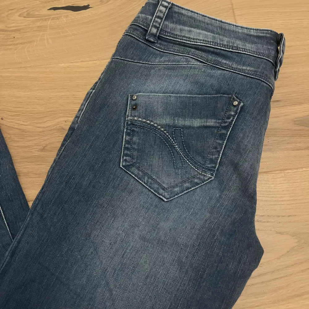 Jättesnygga Lågmidjade jeans bootcut från Vero Moda!!. Jeans & Byxor.