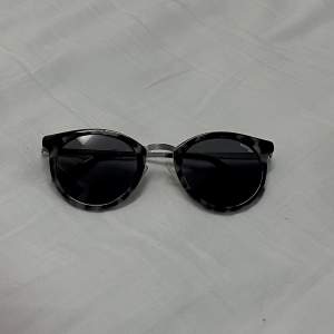 Snygga solglasögon med svartvitt leopard print 