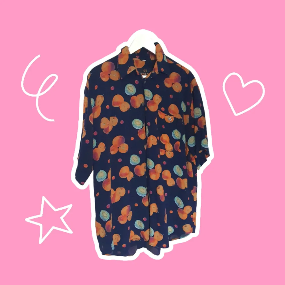 Söt apricots skjorta som passar strl S/M /L (är mans strl M) ☺️ lite sliten men inte sönder någonstans ❤️. Skjortor.