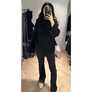 Flare jeans - Oanvänd, prislapp kvar. För sent att lämna tillbaks därav att jag säljer dem. Stl 40. Mjuka & sköna! 