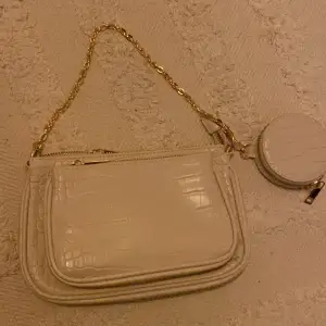 En fin handväska som aldrig har kommit till användning och är därför i super fint skick, tveka inte vid flera frågor!🩷