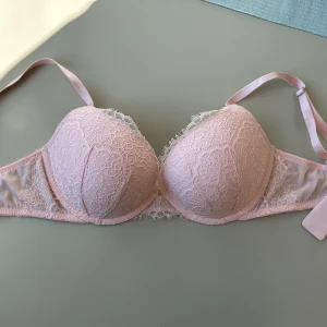 Victoria’s Secret Push-Up  - Ljusrosa push-up BH från Victorias Secret i väldigt bra skick (använd fåtal gånger). Bild från samma modell, men färgen finns ej längre. Storlek 32DD. 