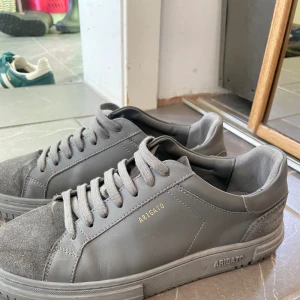 Arigato Atlas Sneakers  - Skitsnygga Arigato sneakers (Atlas) i jättefint skick, endast använda några gånger förra sommaren 😊 Nypris 2649kr 