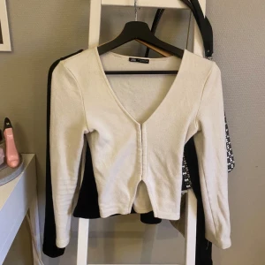 Kofta  - Kofta från zara. Fint skick och storlek s. Inga fläckar eller defekter❤️