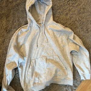Grå hoodie från weekday i super bra skick💕 Säljer för att den inte kommer till användning, storlek xs men är stor i storleken