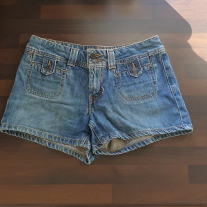Lågmidjade Shorts  - Jeansshorts från American Eagle i storlek 36 men skulle nog säga att de passar 34-36, säljer då de är för små på mig men annars jättefina.  De har dock en liten defekt vid dragkjedjan som man kan se om man zoomar in på bilden men det är inget man märker på och midjan är 75cm och låren 52cm💗