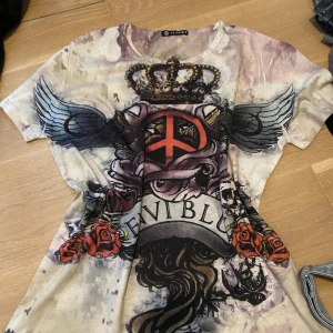  Jättecoolt tröja  -  Cool tröja med både tryck fram och bak älskar detaljerna 