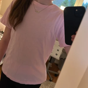  T-shirt - Ljus rosa T-shirt. Jätte fin tex på sommaren. Kan även användas som pyjamas tröja. Aldrig använd. Köp jätte gärna!!⭐️⭐️💗💗