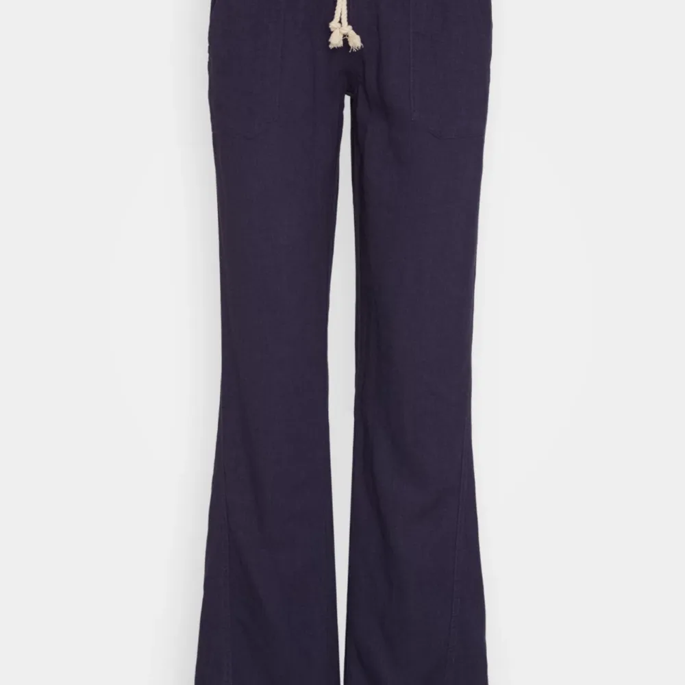 Säljer dessa mörkblå linnebyxor Roxy💖Fint skick och inga hål eller fläckar💖Nypris 599. Jeans & Byxor.