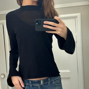 Stickad tröja med utsvängda ärmar - Superfin vart tröja med långa utsvängda ärmar!