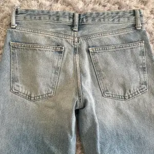Lågmidjade, LÅNGA, raka jeans 💯 Säljer då de är lite för små. Storlek 40 men passar 36-38 