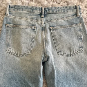 Lågmidjade raka jeans - Lågmidjade, LÅNGA, raka jeans 💯 Säljer då de är lite för små. Storlek 40 men passar 36-38 