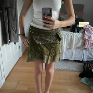 Huuuur najs kjol till sommaren eller en temafest?! Snygg grön färg. Från Jungle i storlek S. Sååååå somrig🌸🌸🌸